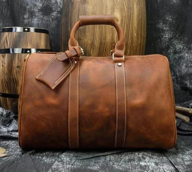 Sac bordeaux avec bandoulière amovible et détails dorés