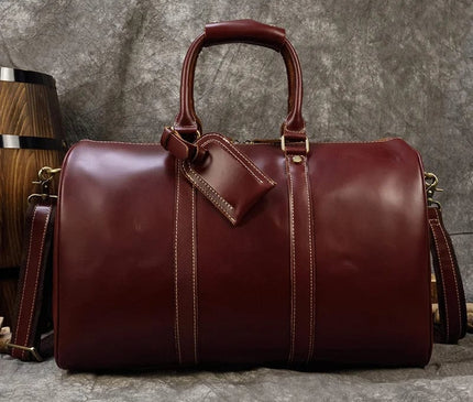 Sac bordeaux avec bandoulière amovible et détails dorés