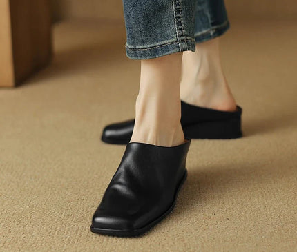 sabot-noir-minimaliste-bout-carre