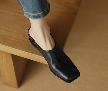 sabot-noir-minimaliste-bout-carre