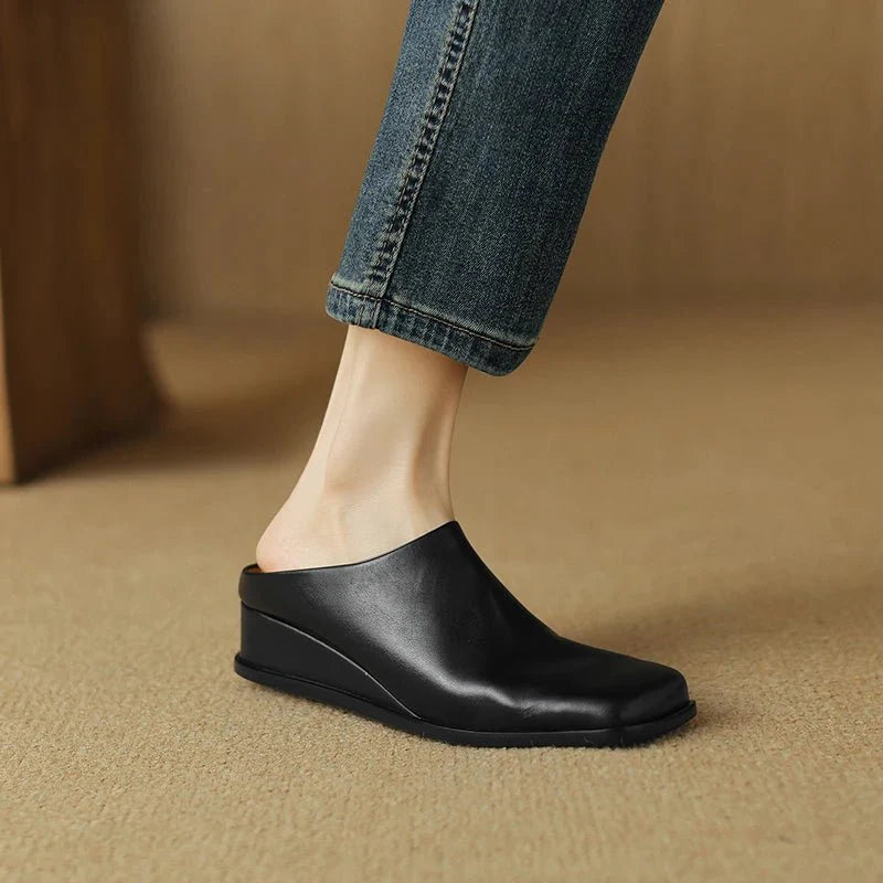 sabot-noir-minimaliste-bout-carre