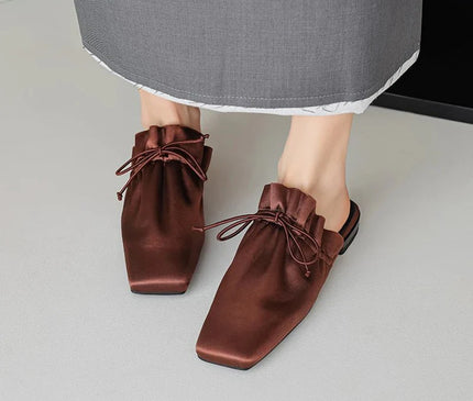 mule-minimaliste-noire-bout-carre-lacet-noue