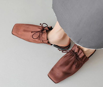 mule-minimaliste-noire-bout-carre-lacet-noue