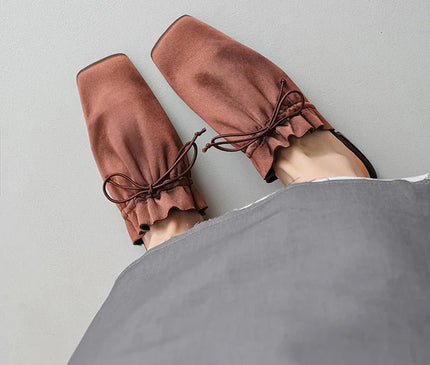 mule-minimaliste-noire-bout-carre-lacet-noue