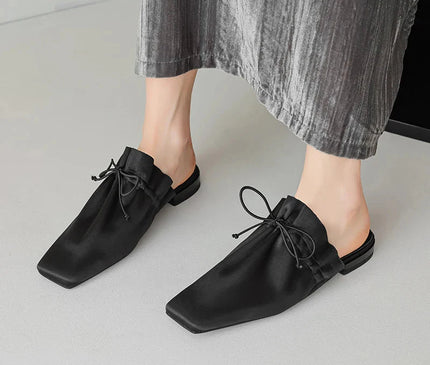mule-minimaliste-noire-bout-carre-lacet-noue
