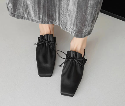 mule-minimaliste-noire-bout-carre-lacet-noue