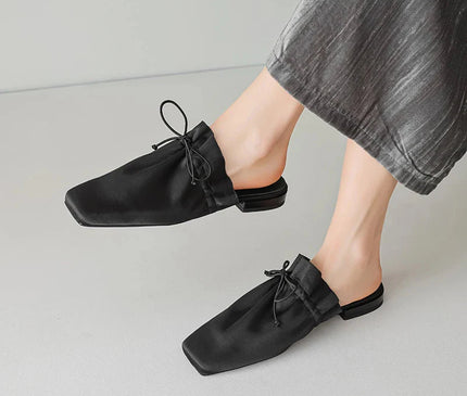 mule-minimaliste-noire-bout-carre-lacet-noue