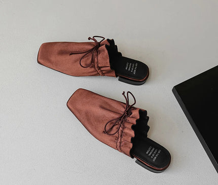 mule-minimaliste-noire-bout-carre-lacet-noue