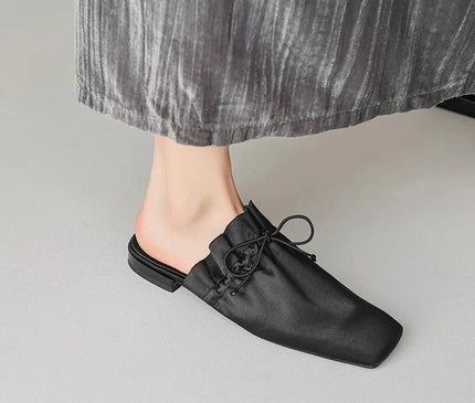 mule-minimaliste-noire-bout-carre-lacet-noue