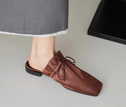 mule-minimaliste-noire-bout-carre-lacet-noue
