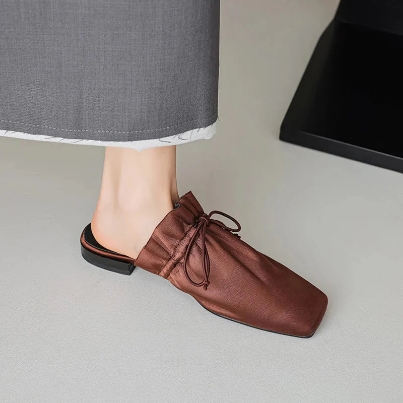 mule-minimaliste-noire-bout-carre-lacet-noue