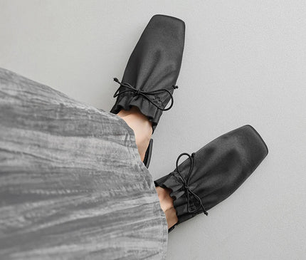 mule-minimaliste-noire-bout-carre-lacet-noue