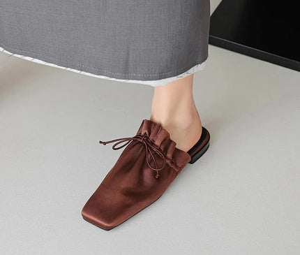 mule-minimaliste-noire-bout-carre-lacet-noue