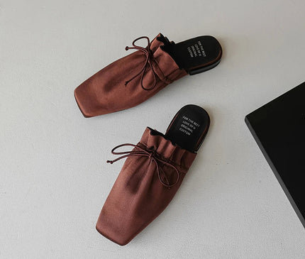 mule-minimaliste-noire-bout-carre-lacet-noue