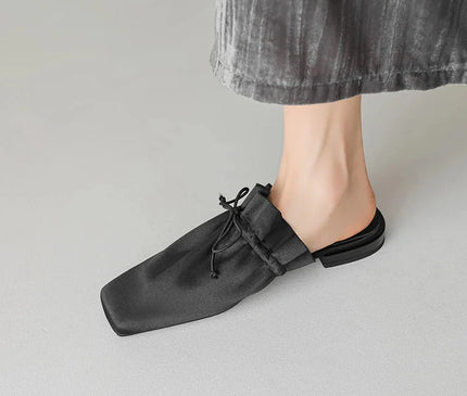 mule-minimaliste-noire-bout-carre-lacet-noue