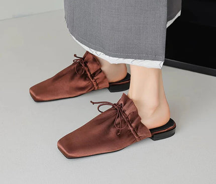 mule-minimaliste-noire-bout-carre-lacet-noue