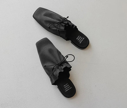 mule-minimaliste-noire-bout-carre-lacet-noue