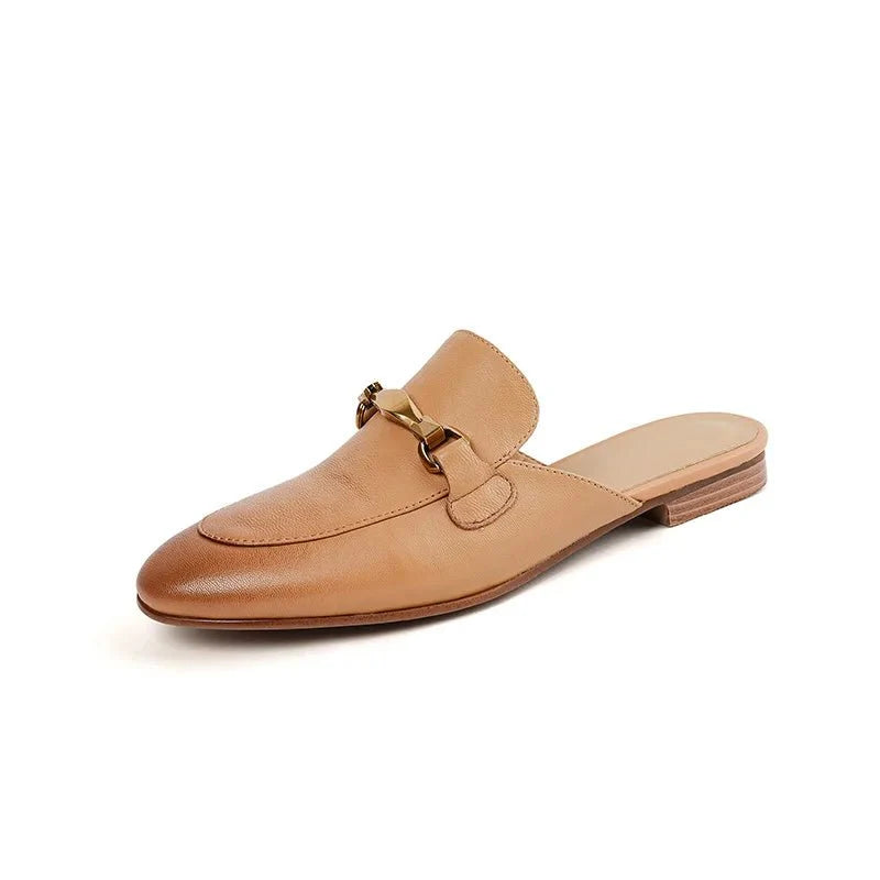 mules-beige-boucle-metallique-doree-talon-plat