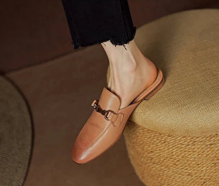 mules-beige-boucle-metallique-doree-talon-plat