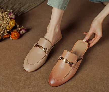 mules-beige-boucle-metallique-doree-talon-plat