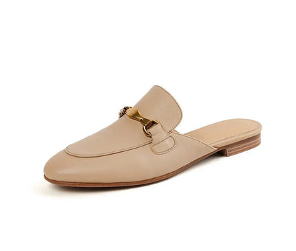 mules-beige-boucle-metallique-doree-talon-plat