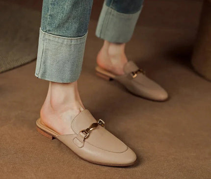 mules-beige-boucle-metallique-doree-talon-plat