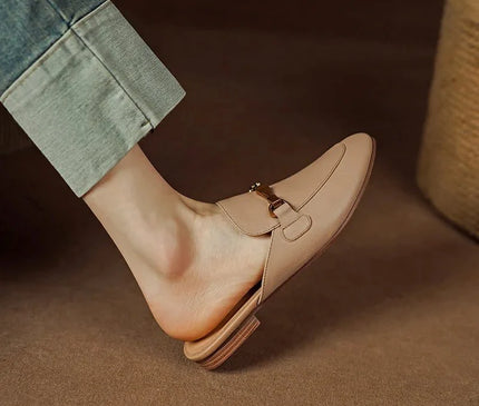 mules-beige-boucle-metallique-doree-talon-plat