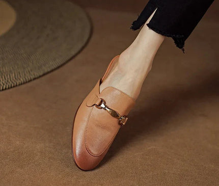 mules-beige-boucle-metallique-doree-talon-plat