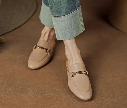mules-beige-boucle-metallique-doree-talon-plat