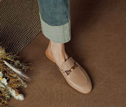 mules-beige-boucle-metallique-doree-talon-plat