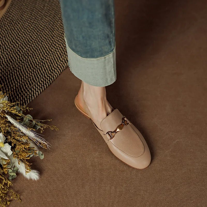 mules-beige-boucle-metallique-doree-talon-plat