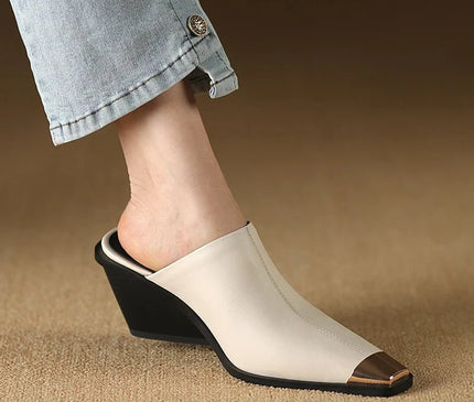 mule-beige-bout-carre-finition-metallique