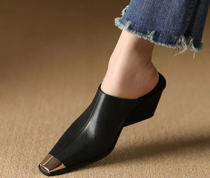 mule-beige-bout-carre-finition-metallique