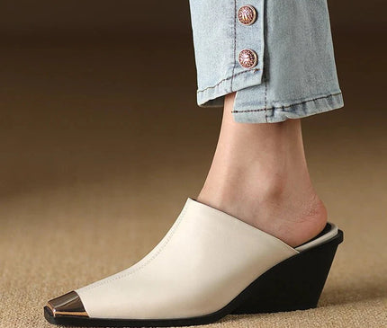 mule-beige-bout-carre-finition-metallique