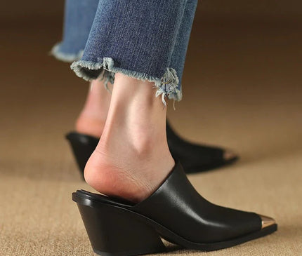 mule-beige-bout-carre-finition-metallique