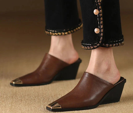mule-beige-bout-carre-finition-metallique
