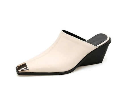 mule-beige-bout-carre-finition-metallique