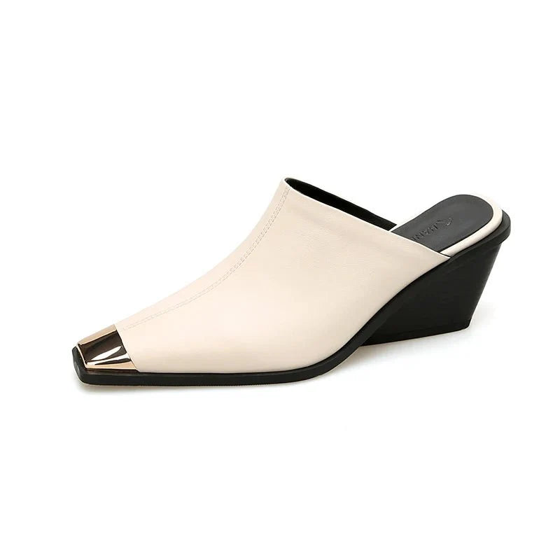 mule-beige-bout-carre-finition-metallique