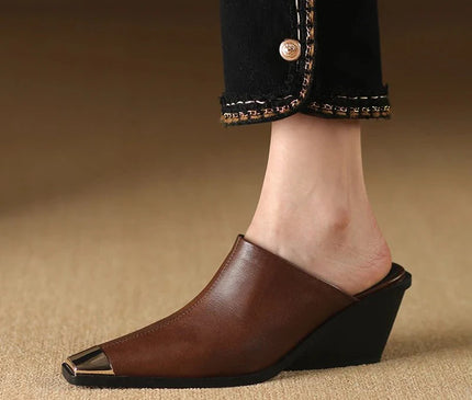mule-beige-bout-carre-finition-metallique