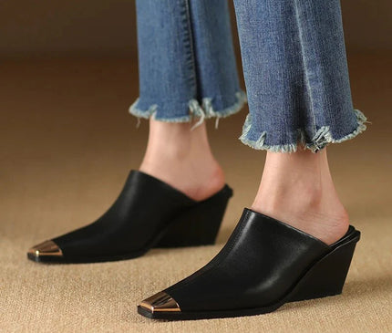 mule-beige-bout-carre-finition-metallique