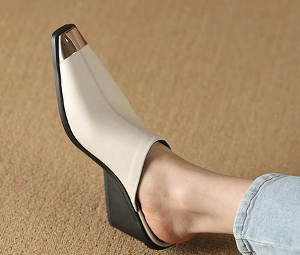 mule-beige-bout-carre-finition-metallique
