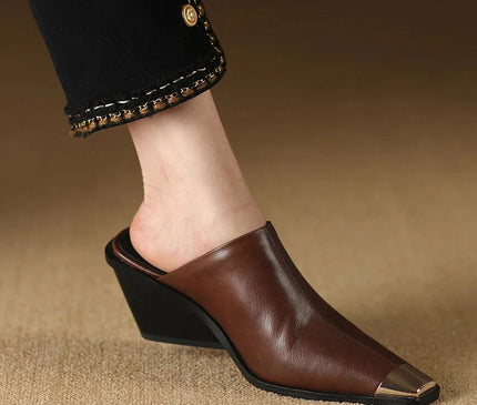 mule-beige-bout-carre-finition-metallique