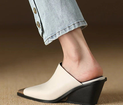 mule-beige-bout-carre-finition-metallique