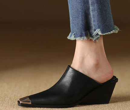 mule-beige-bout-carre-finition-metallique