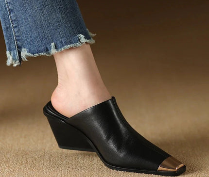 mule-beige-bout-carre-finition-metallique