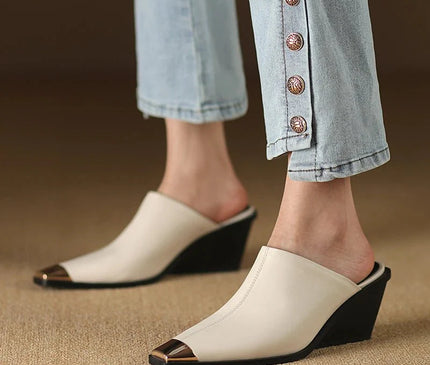 mule-beige-bout-carre-finition-metallique