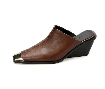 mule-beige-bout-carre-finition-metallique