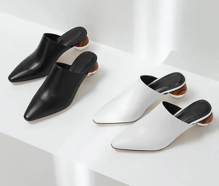 mule-noire-minimaliste-talon-sphere-audacieux