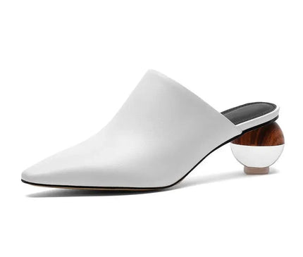 mule-noire-minimaliste-talon-sphere-audacieux