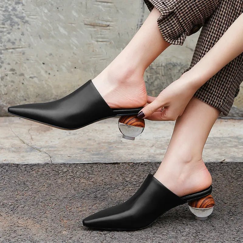 mule-noire-minimaliste-talon-sphere-audacieux